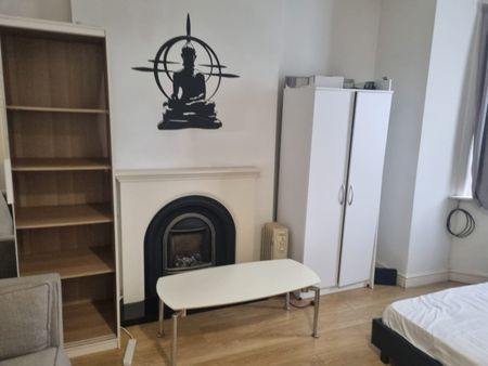 Room in a Shared House, Melrose Avenue, NW2 - Photo 2