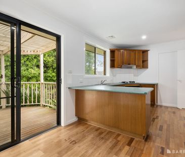 Family home in quiet court location - Photo 3