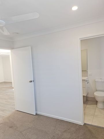4 BEDROOM- 3 BATHROOM TOWNHOUSE WITH FULLY DUCTED AIR CON - Photo 4