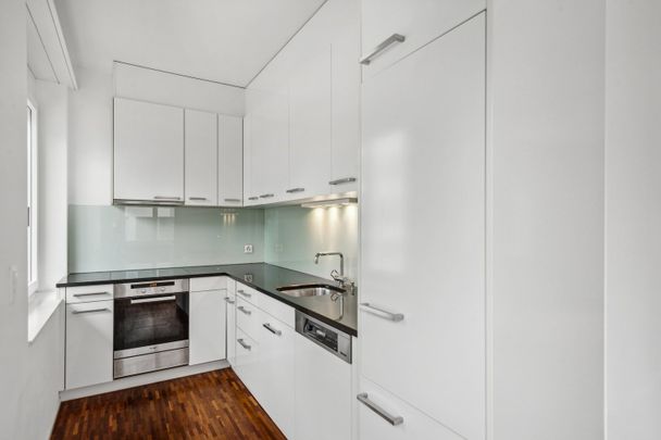 "Top location near Stadelhofen station and close to the lake" - Photo 1