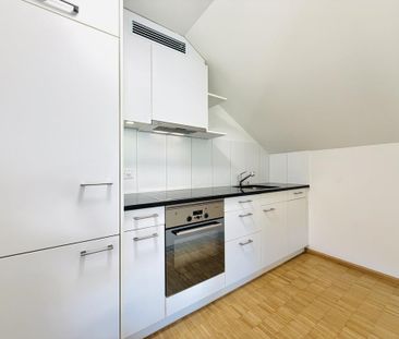 Charmante Dachwohnung mit Balkon - Photo 2