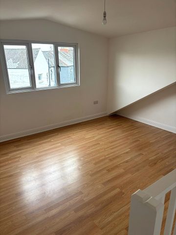 £1,250 PCM, Newly Refurbished Two/Three Bedroom Duplex in Broadway, Adamsdown, Cardiff, CF24 1QF - Photo 3