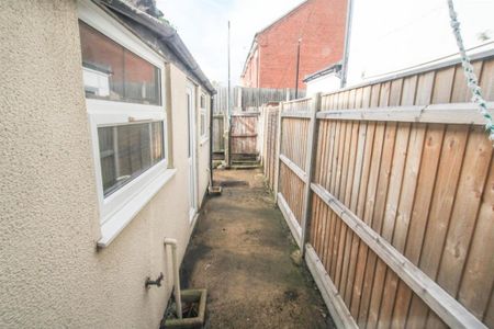 2 bedroom terraced house to rent - Photo 4