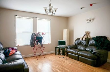 2 Bedrooms Broomfield Crescent - Photo 4