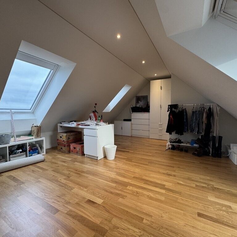 Bel appartement de 3 pièces dans les combles avec poutres apparentes - Foto 1