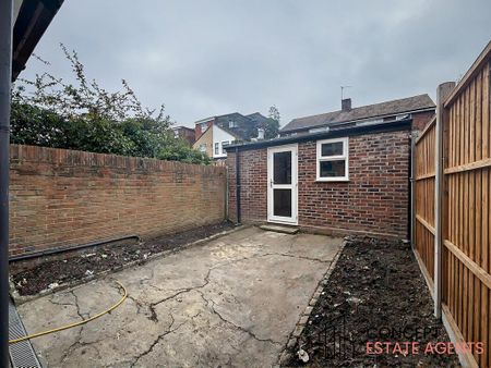 4 bedroom terraced house to rent - Photo 3