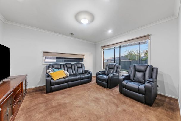 Huge House - Multiple Living Zones, Large Bedrooms and Great outdoor space - Truly a great family home - Photo 1