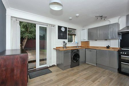 3 bedroom end of terrace house to rent - Photo 4