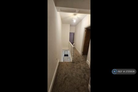 4 bedroom end of terrace house to rent - Photo 4