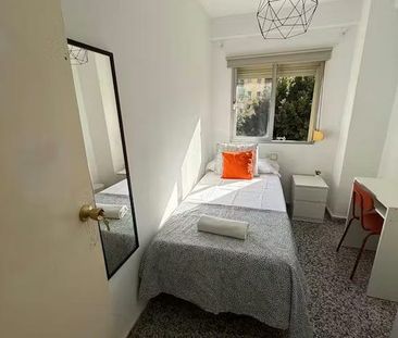 Avenida Antonio Gaudi, Málaga, Andalusia 29004 - Photo 4