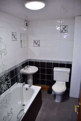 4 bedroom flat to rent - Photo 2