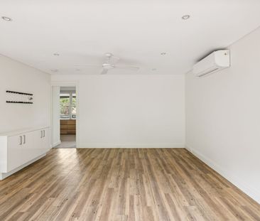 Private renovated apartment / expansive outdoor living - Photo 6