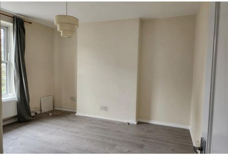 3 bedroom flat to rent - Photo 4