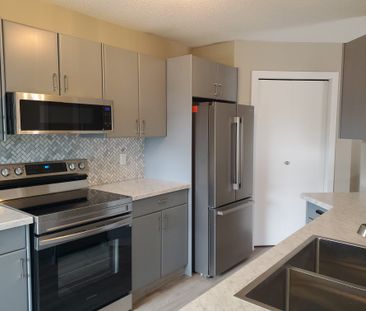 Beautiful 3 Bedroom half duplex in Sylvan Lake! - Photo 5