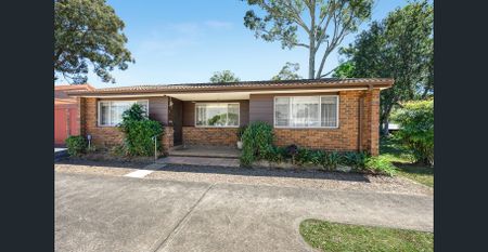 FRESHLY PAINTED COSY 2 BEDROOM VILLA - Photo 3