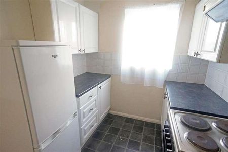 Mandeville Court, London, E4 - Photo 2