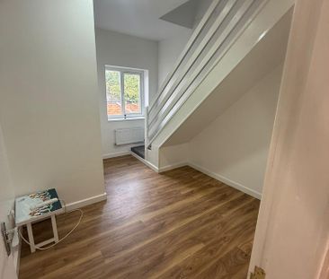 1 bedroom in a flat share to rent - Photo 2