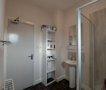 Spacious room in friendly, clean and central shared house Room 3 - Photo 4