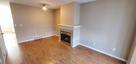 Gorgeous Deer Park Townhouse! 2 Bedrooms 2.5 Baths!! FULLY FINISHED!! - Photo 4