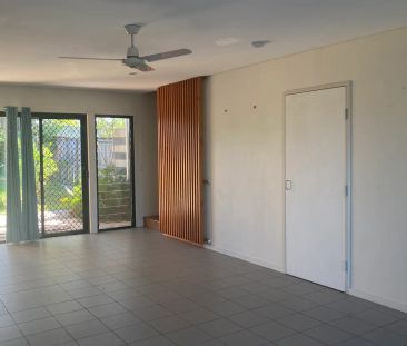 Close to the waterfront - Photo 2