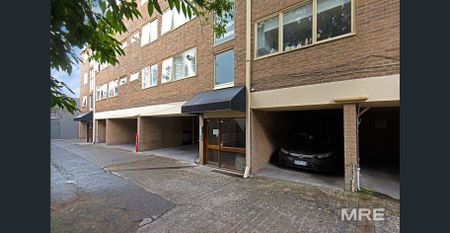 Light filled chic living in excellent locale - Photo 2