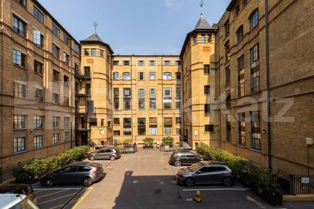 A large and spacious open plan studio within a warehouse convertion - Photo 3
