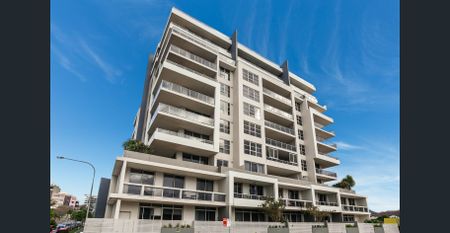 Oversized CBD Apartment - Photo 4