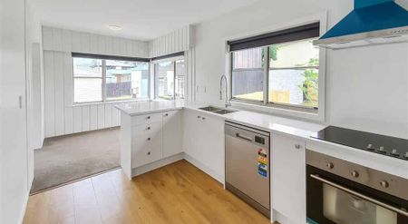 GLENDOWIE - 5 Bedroom Home with Brand New Kitchen and Bathroom - Photo 2