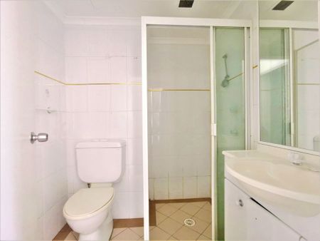 SPACIOUS 2-BEDROOM APARTMENT IN A SECURITY BLOCK - Photo 4