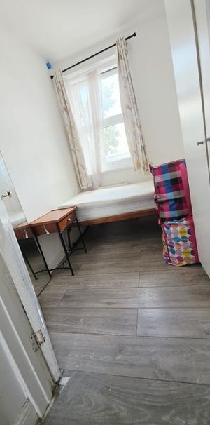 Room in a Shared House, Oaklands Park Avenue, IG1 - Photo 1