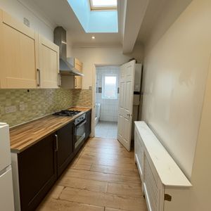 1 Bed Flat, Lewisham High Street, SE13 - Photo 2