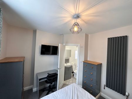 4 en-suite bedroom house - Photo 2