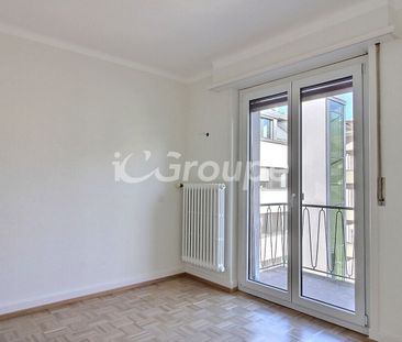 Renovated 2.5-room apartment for rent in Sion. - Photo 1