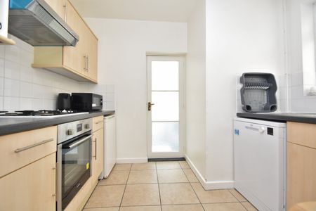 5 bedroom terraced house to rent - Photo 4