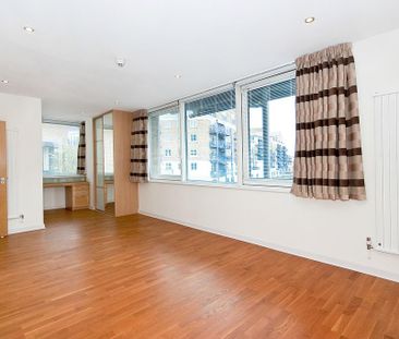 4 bedroom end of terrace house to rent - Photo 2