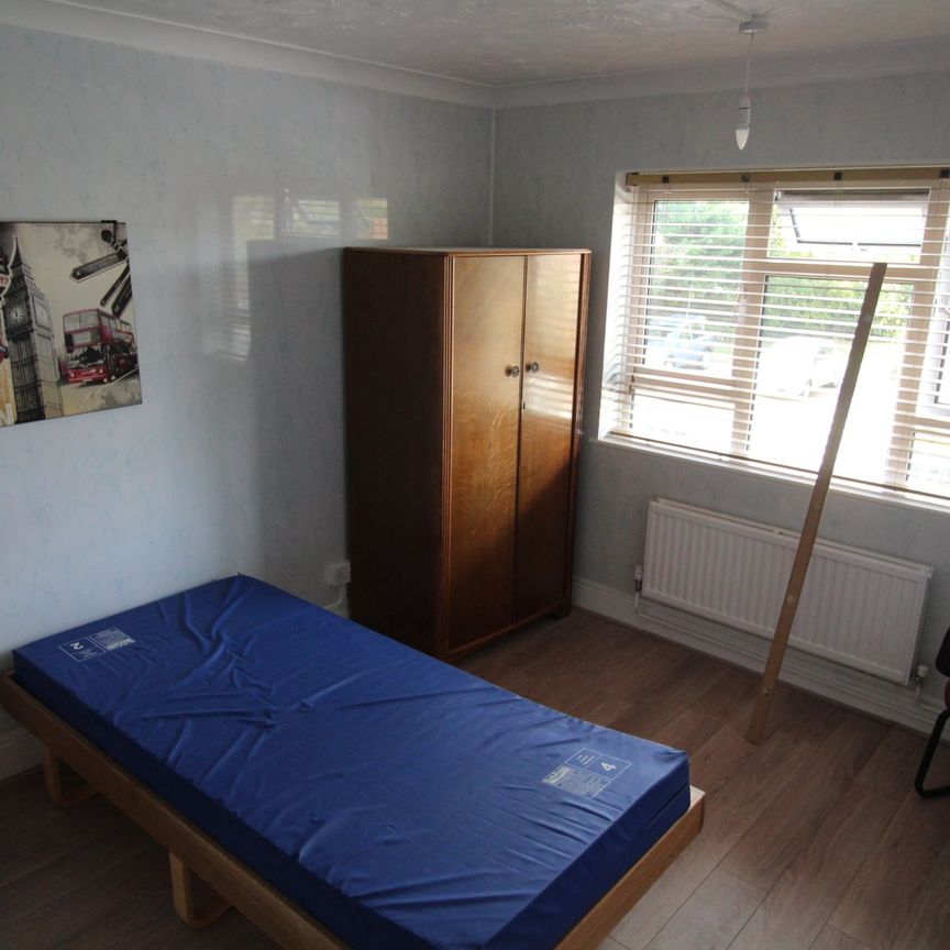 3 bed flat to rent in Field Court, Almond Way - Photo 1