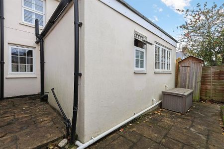 2 bedroom semi-detached house to rent - Photo 4