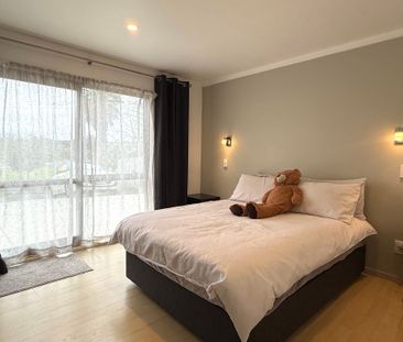 Spacious 3 Bedroom Family Home with Elevated Views Over Waipuna Park - Photo 4