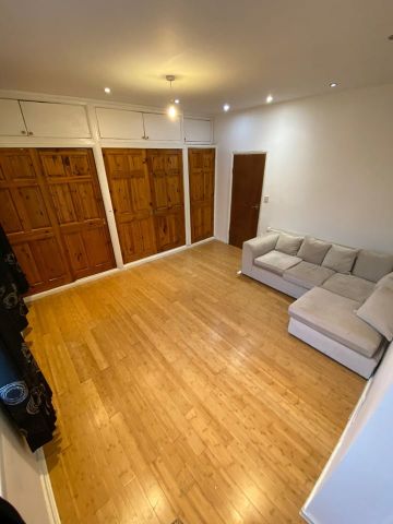 2 Bed Flat, Stoke Newington Road, N16 - Photo 2