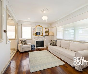 Cottage Style Residence with Cozy & Comfortable Living - Photo 2