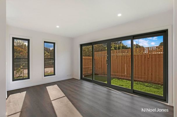 1/6 Esther Crescent, MOOROOLBARK - Photo 1