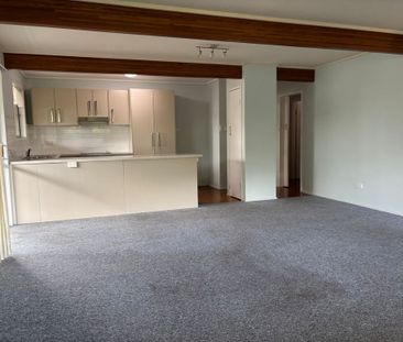 Comfortable 3-Bedroom Home with Air Conditioning and Sunroom - Photo 3