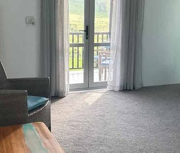 Charming 1BR Flat with Balcony & Garden - Photo 2