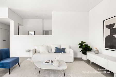 Top floor 2 bed apartment offering convenience in boutique setting - Photo 2