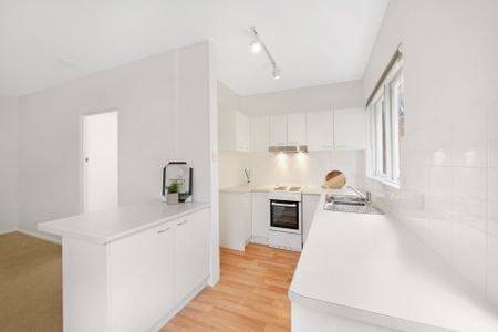 Renovated One Bedroom Apartment Close to Manly Beach - Photo 2