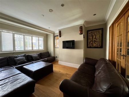 Large Bedroom with Private Bathroom and Dresser Area in Modern House Share - Carshalton - Photo 3