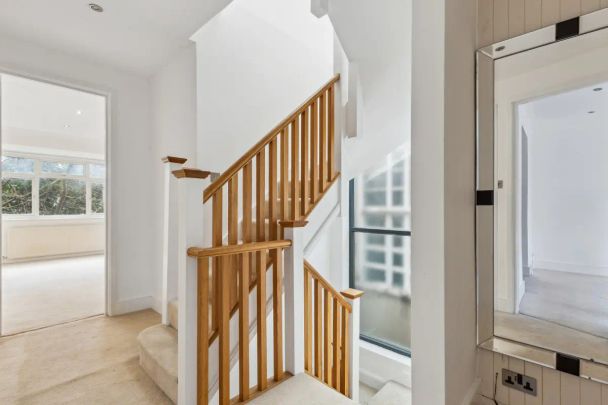 4 bedroom house in Chiswick - Photo 1