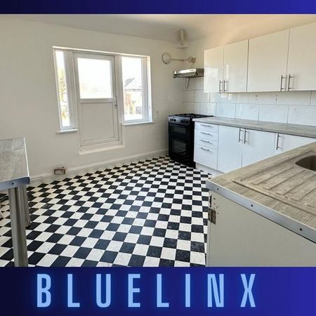 1 bedroom in a flat share to rent - Photo 3