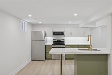 For Lease - 19 Limestone Crescent, Whitby, Ontario - Photo 2