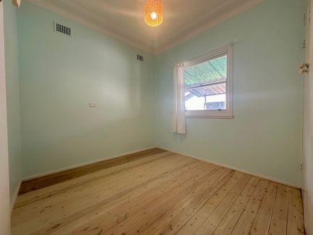 Beachside Living - Spacious Three-Bedroom Home in Prime Ettalong Location - Photo 2